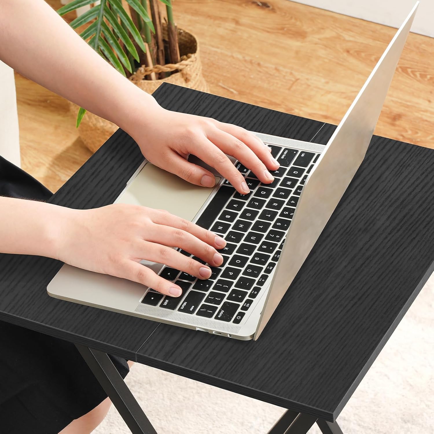 HOOBRO Folding TV Tray Table, Set of 2 Wooden TV Tray, Portable Sofa Side Snack Table, Industrial Desk for Small Spaces, Space-Saving, Easy to Install and Fold, Black BB27BZP201