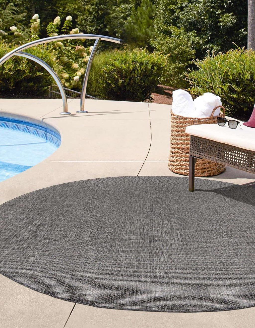 Unique Loom Outdoor Solid Collection Area Rug (4' 1" Round Black/Ivory)